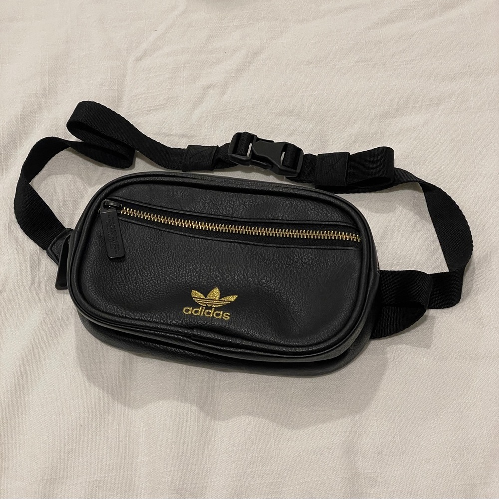 [ADIDAS] WOMEN’S BLACK FANNY PACK W/ GOLD LOGO EMBROIDERY